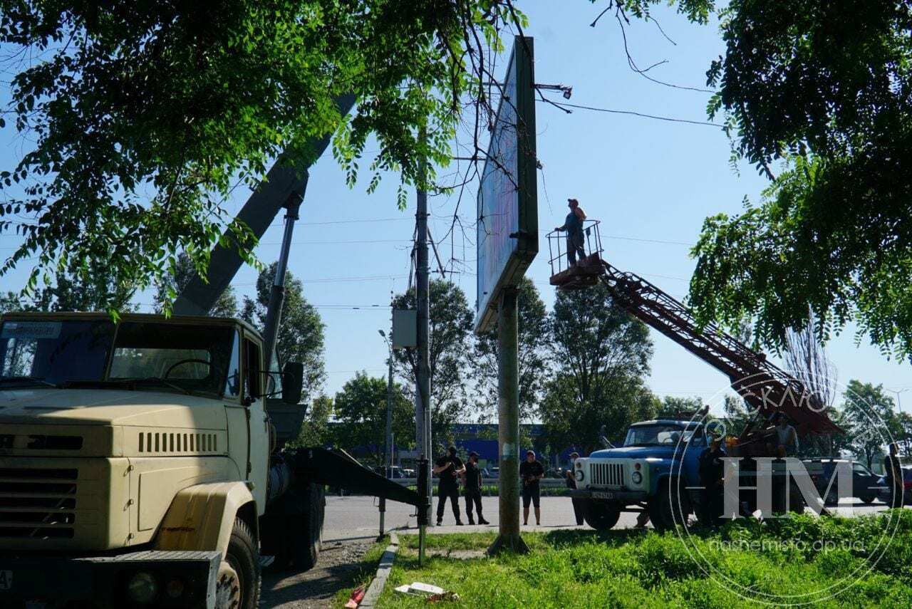 У Дніпрі прихильники Краснова блокували демонтаж аварійних білбордів. Фото