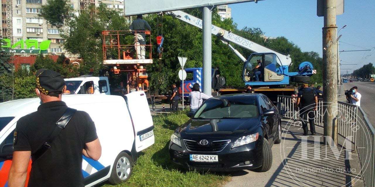 У Дніпрі прихильники Краснова блокували демонтаж аварійних білбордів. Фото