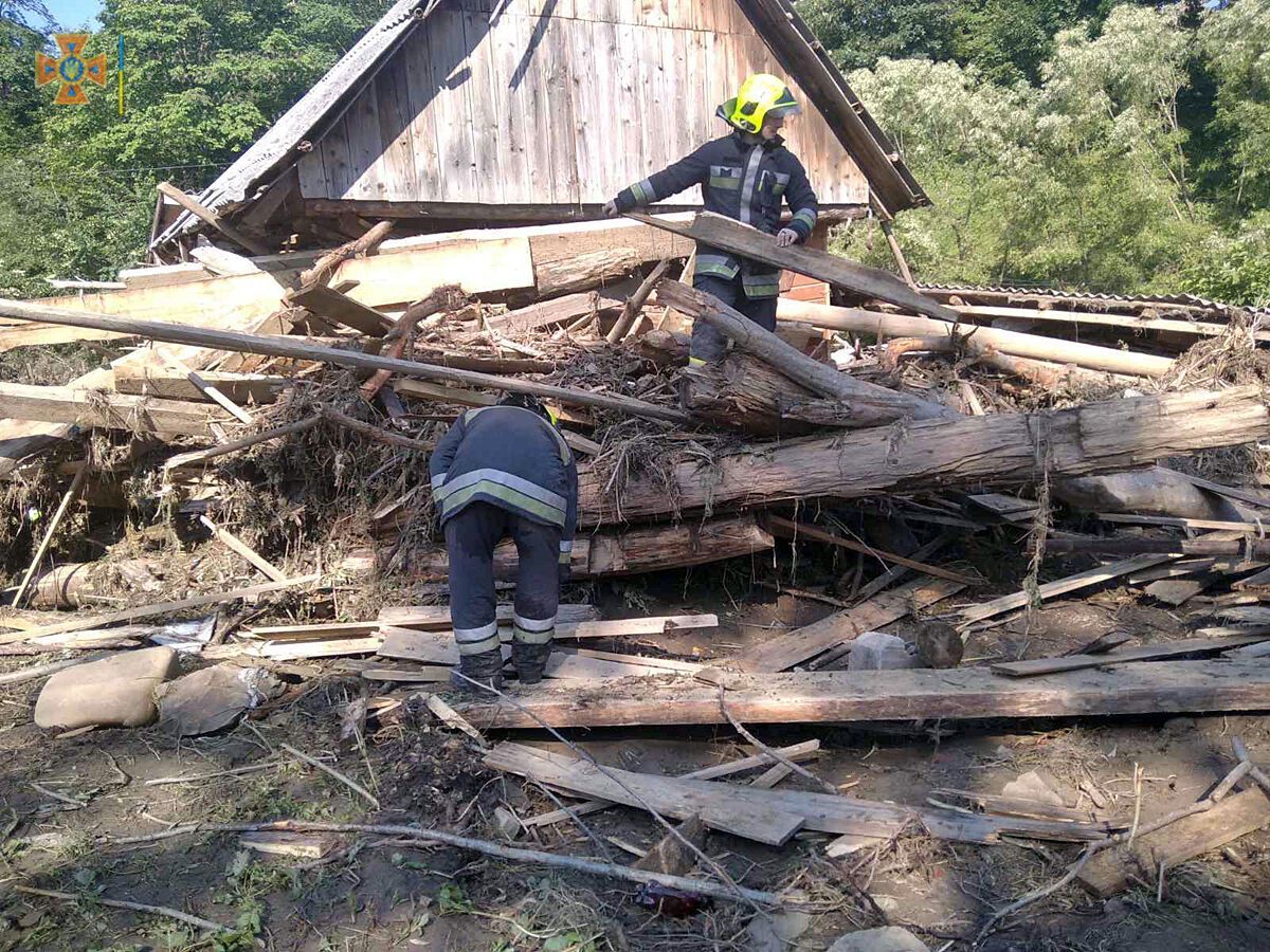 В Раховском районе ликвидируют последствия потопа.