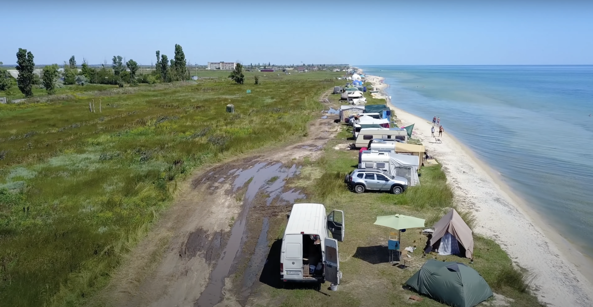 В Приморское приезжают отдыхать с палатками.