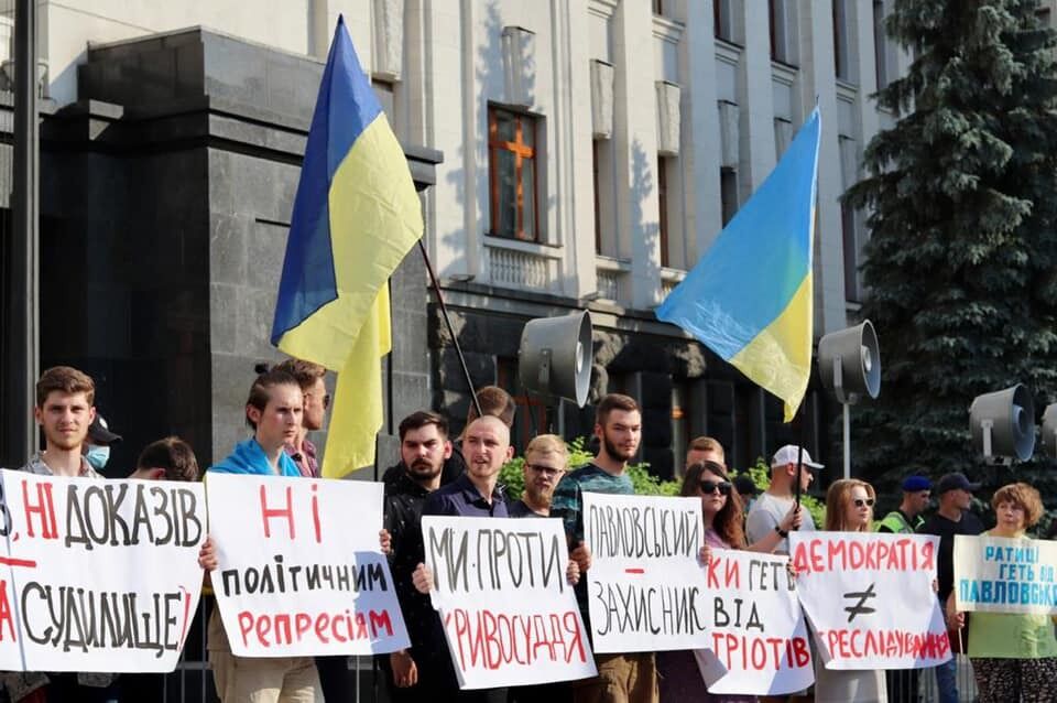 Депутаты "ЕС" во время акции в поддержку Павловского назвали дело сфабрикованным