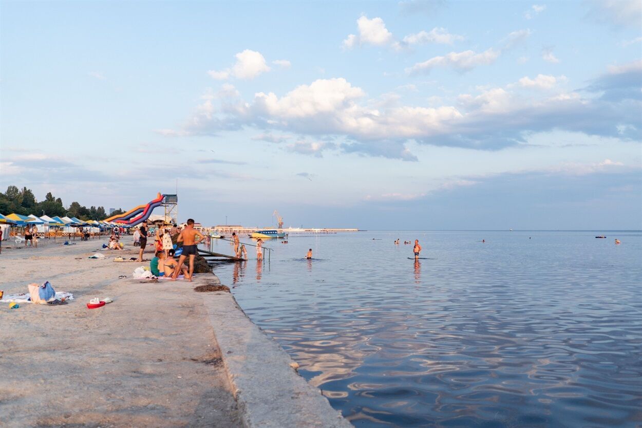 Скадовськ підходить для відпочинку з дітьми, оскільки море дуже мілке