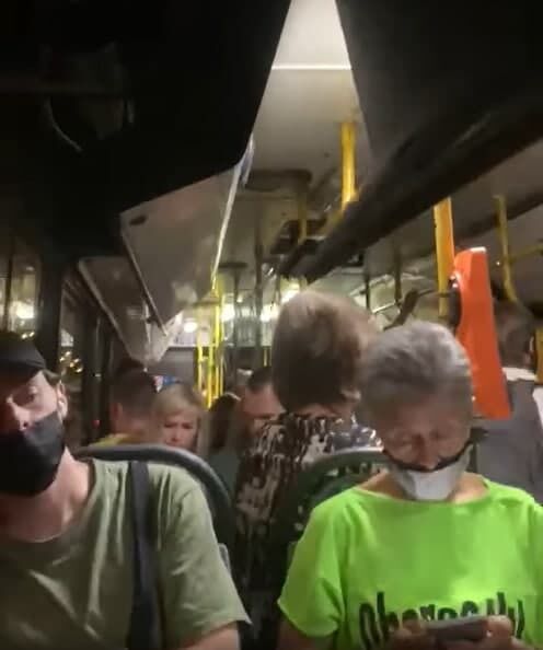 У Києві в автобусі обірвалася стеля.