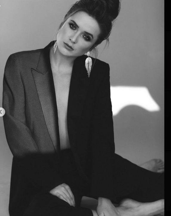 Элина Свитолина в черно-белом стиле