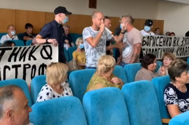 Причиной акции протеста стала стихийная свалка под Борисполем