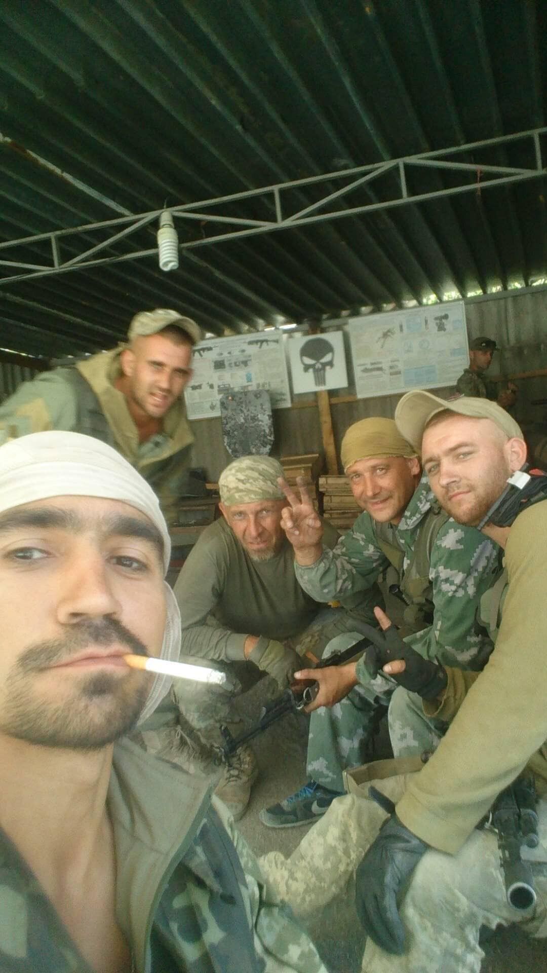 Андрей Беляев впервые пошел на войну в 2014 году, на фото "Белый" держит пальцы "V"
