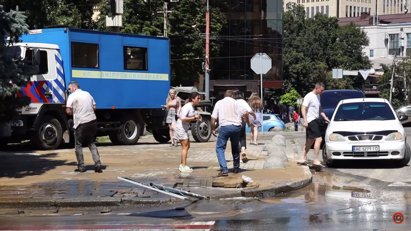 Яма образовалась из-за аварийного прорыва