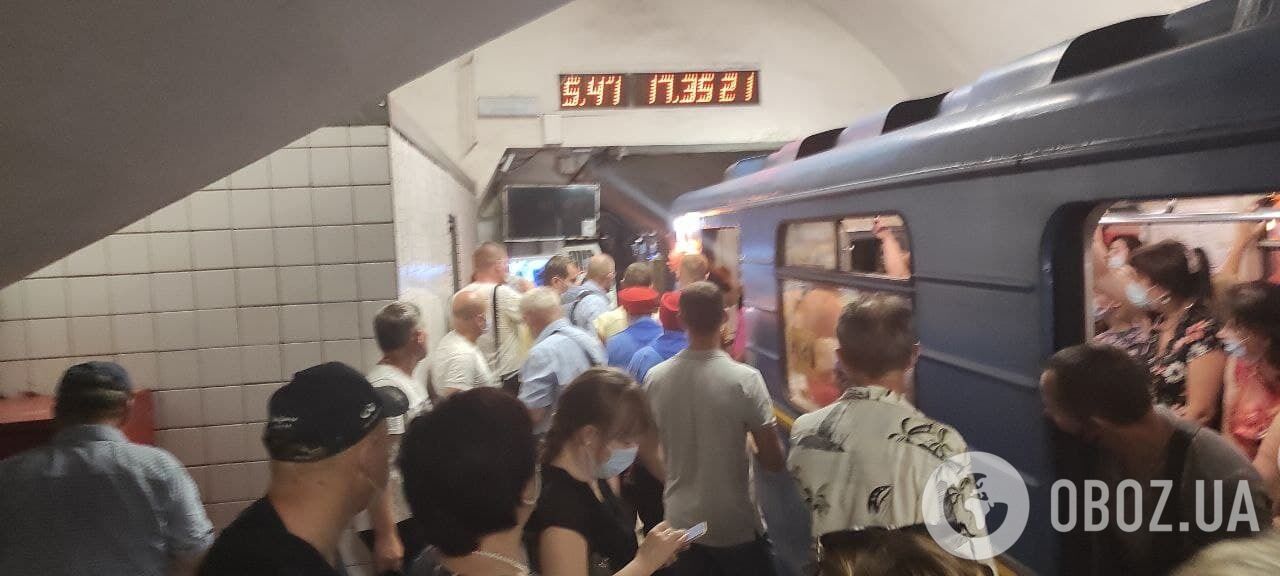 Пасажир попав під поїзд на станції "Лівобережна"