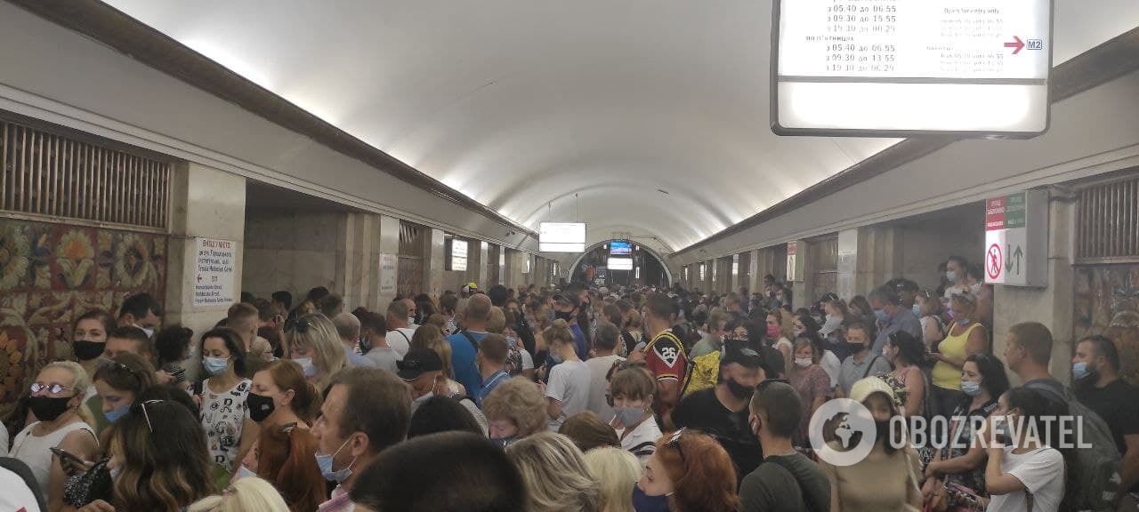 Толпа пасажиров на станции "Крещатик"