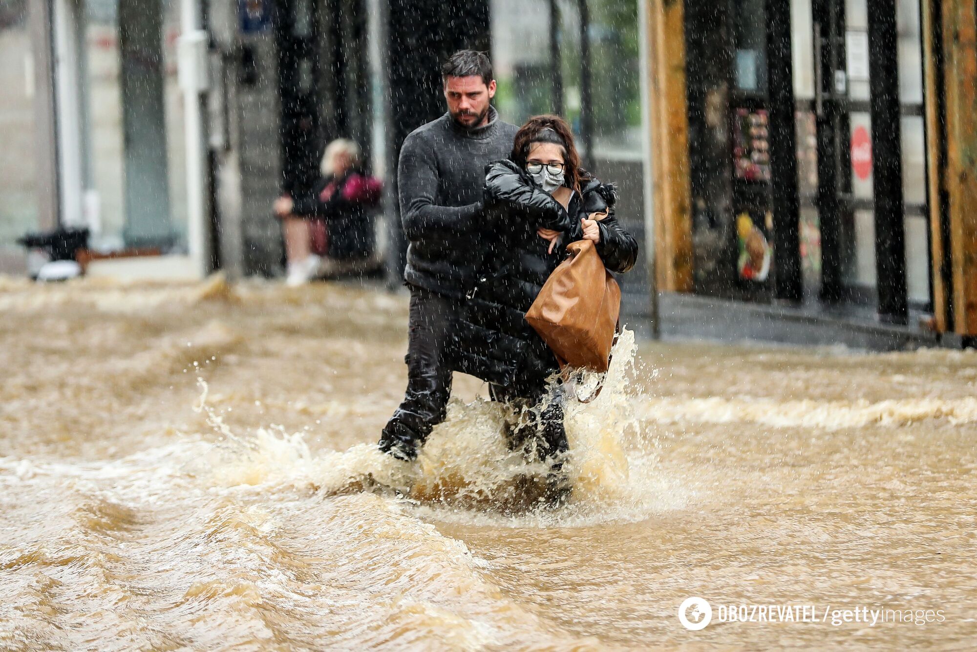 Люди спасаются от воды