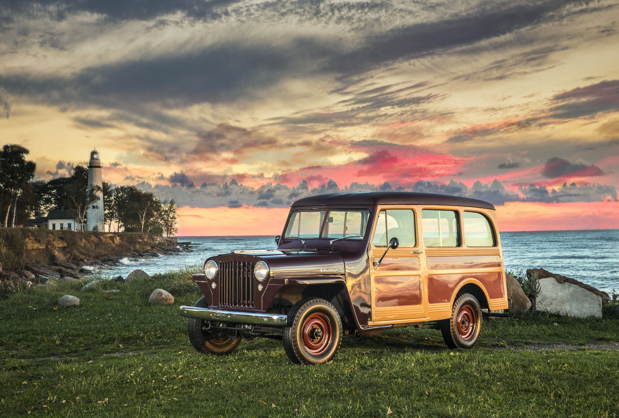 У 1946 році Willys-Overland представила перший у галузі універсал із суцільнометалевим кузовом – Willys Wagon