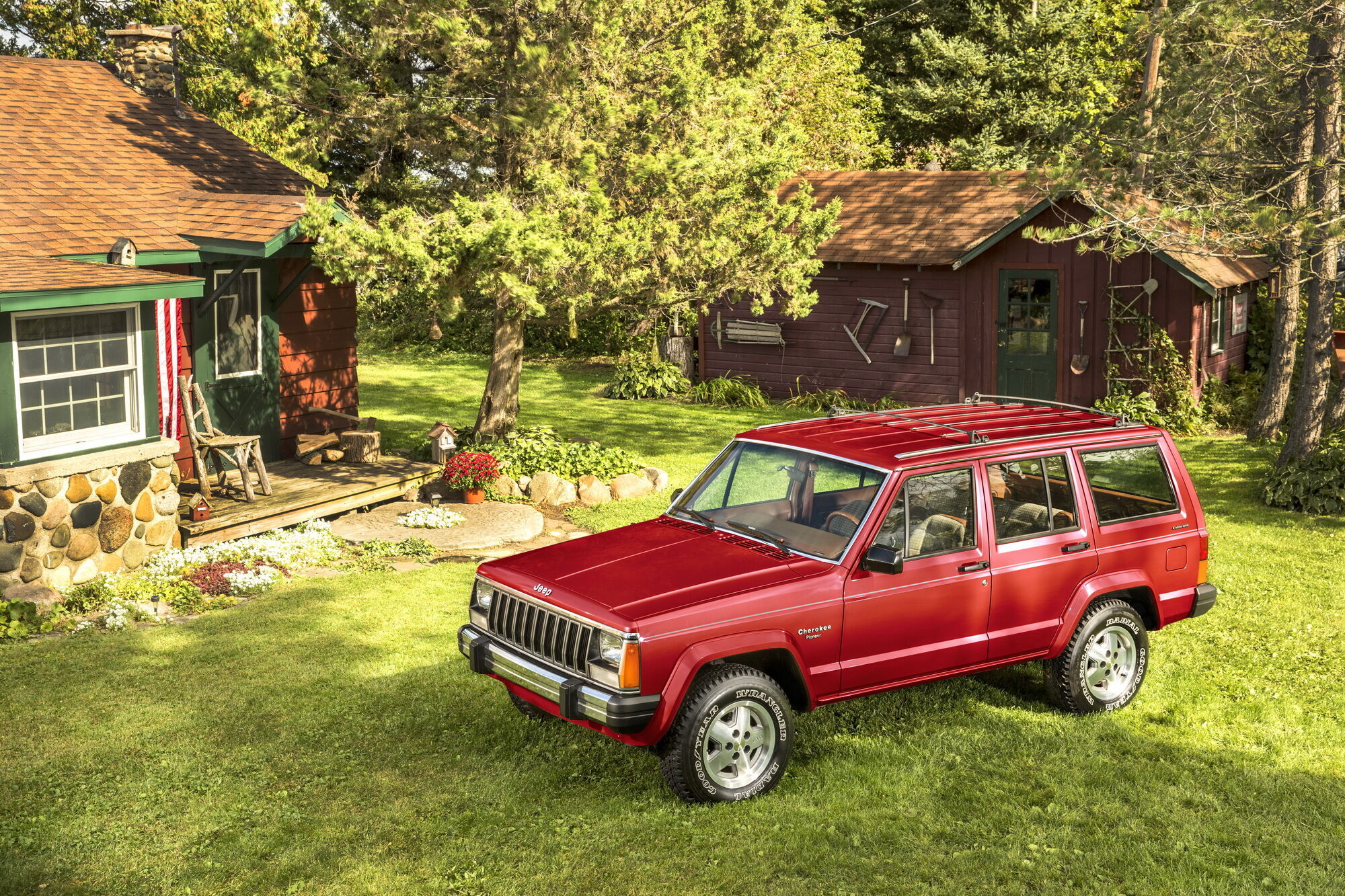 Jeep Cherokee XJ 1984 був розроблений "з нуля" і став першим у світі компактним позашляховиком