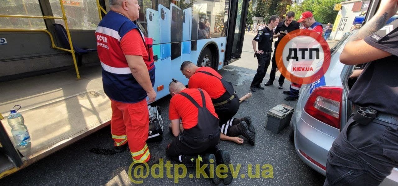 Водителю стало плохо во время движения троллейбуса.