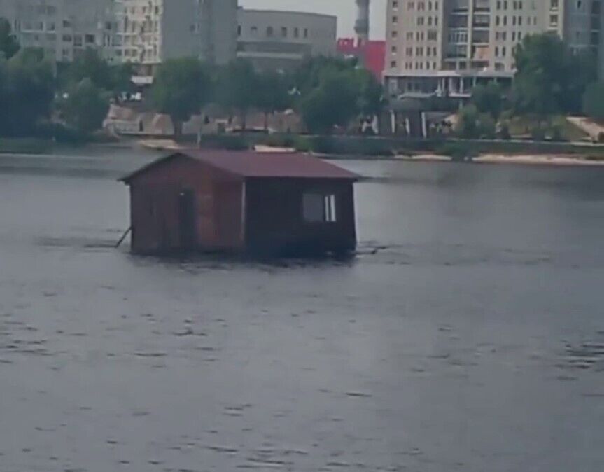 Дом заметили недалеко от моста Патона.