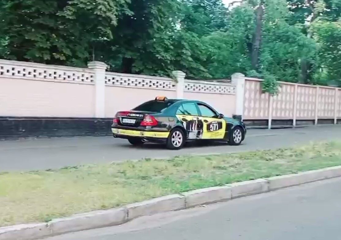 В Киеве таксист объехал утреннюю пробку по тротуару. Видео