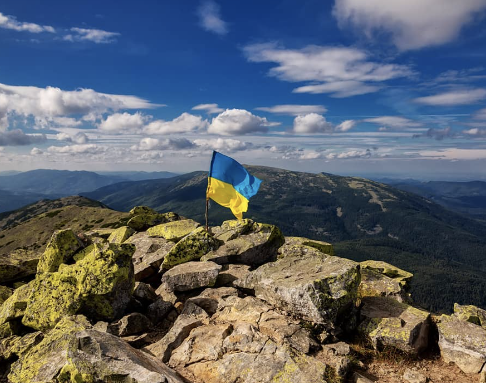 Туристы ходят в горы в Карпатах на несколько дней с палатками