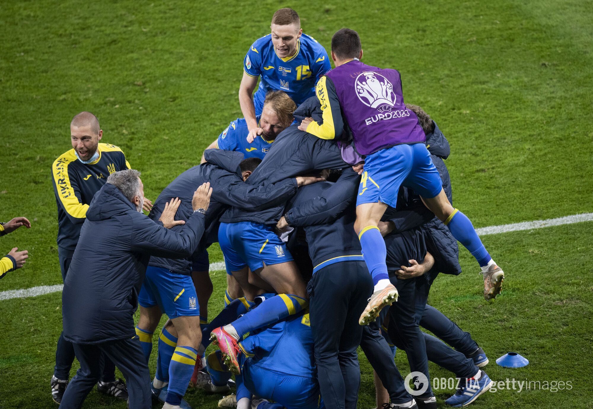 Игроки сборной Украины празднуют победу