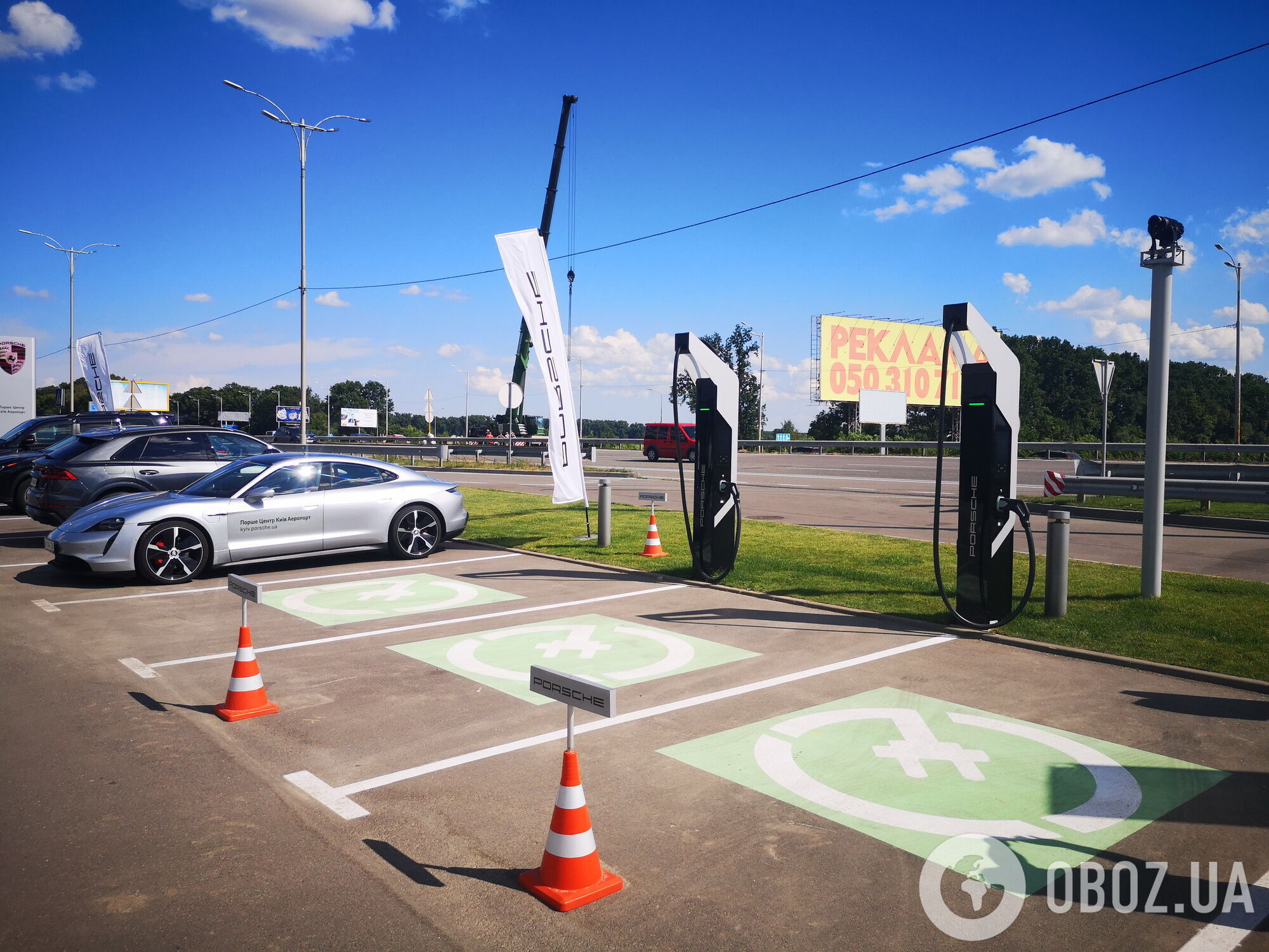 Високошвидкісна зарядка Porsche Turbo Charger дозволяє заряджати батарею Porsche Taycan від 5% до 80% приблизно за 15 хвилин