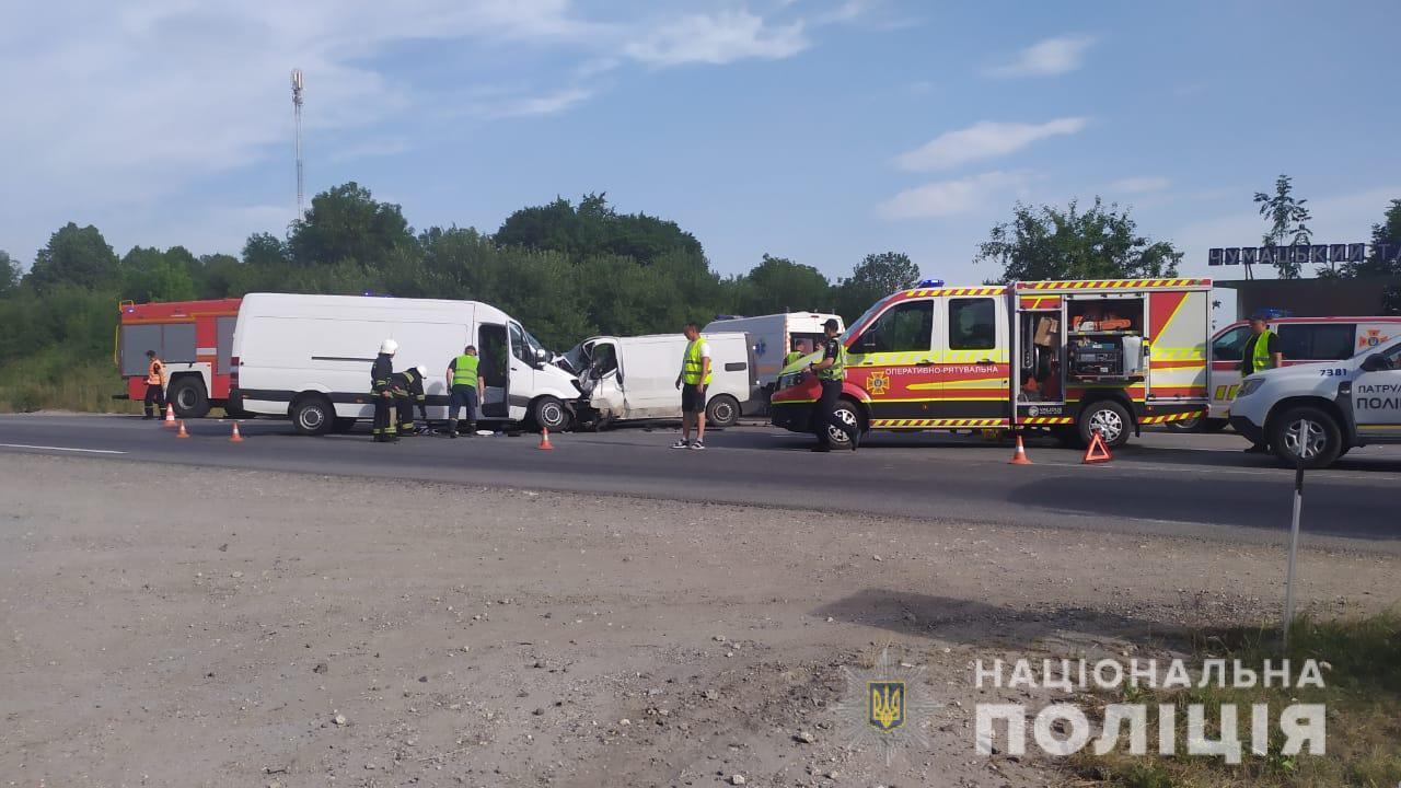 На трассе под Тернополем столкнулись три авто.