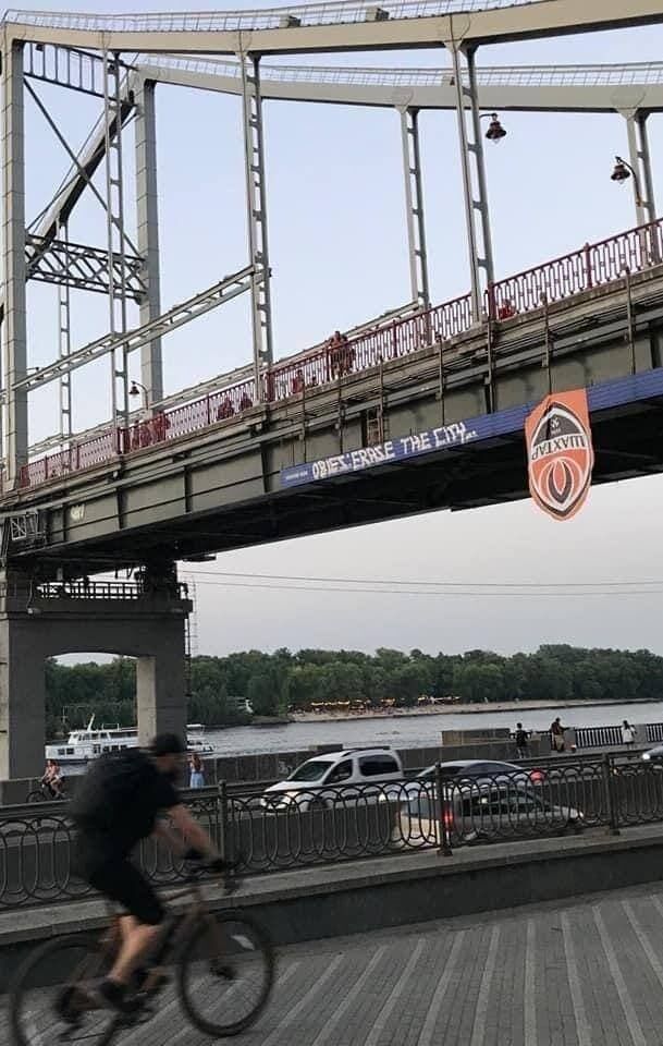 Баннер на пешеходном мосту