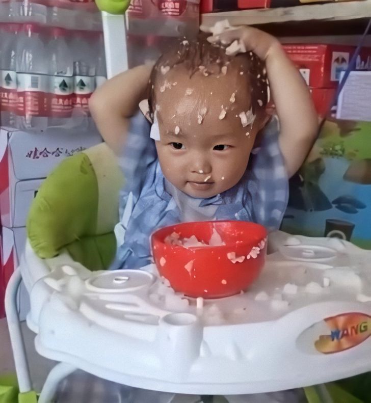 Малюк їсть рис