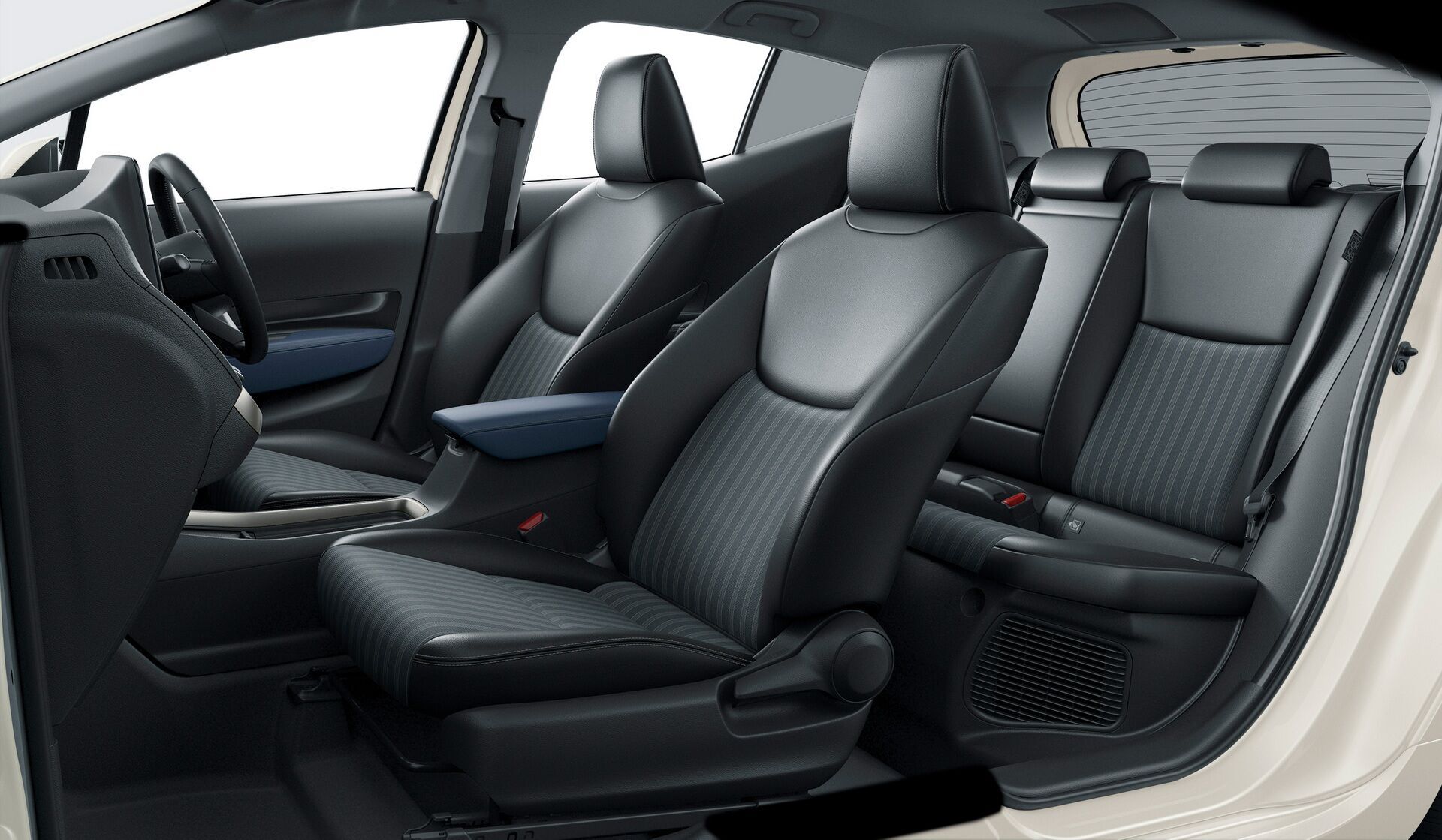 Салон новой Toyota Aqua 