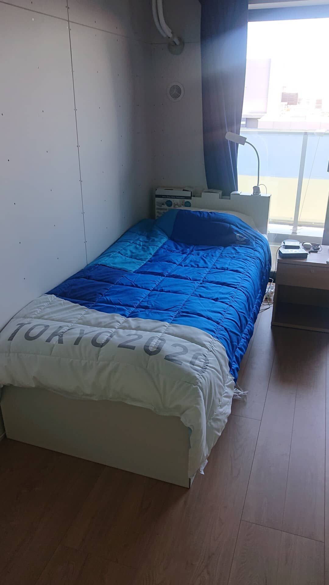 Кровать в номере олимпийцев.