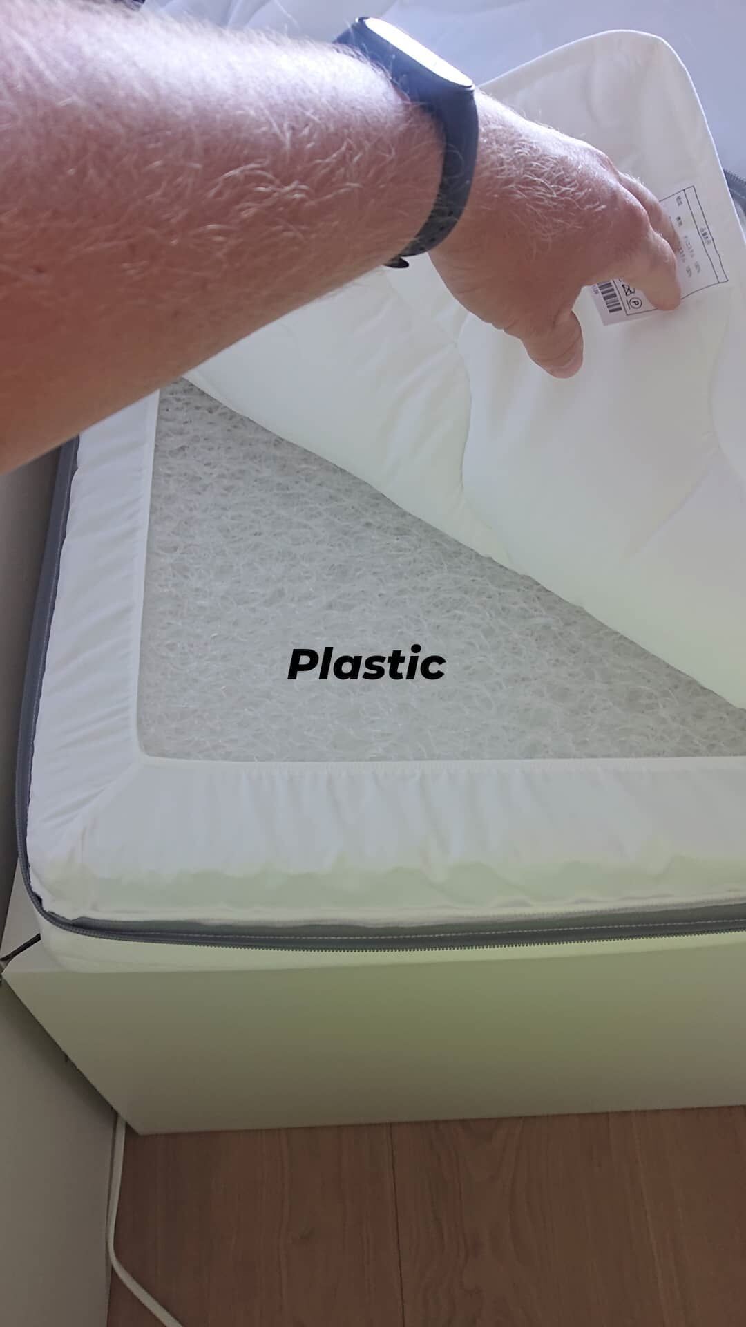 Украинец Гунбин показал "пластиковую" кровать на ОИ в Токио.