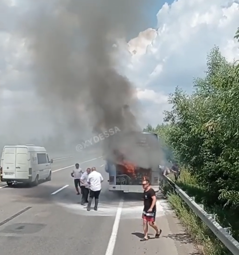 Другие водители помогали тушить пожар