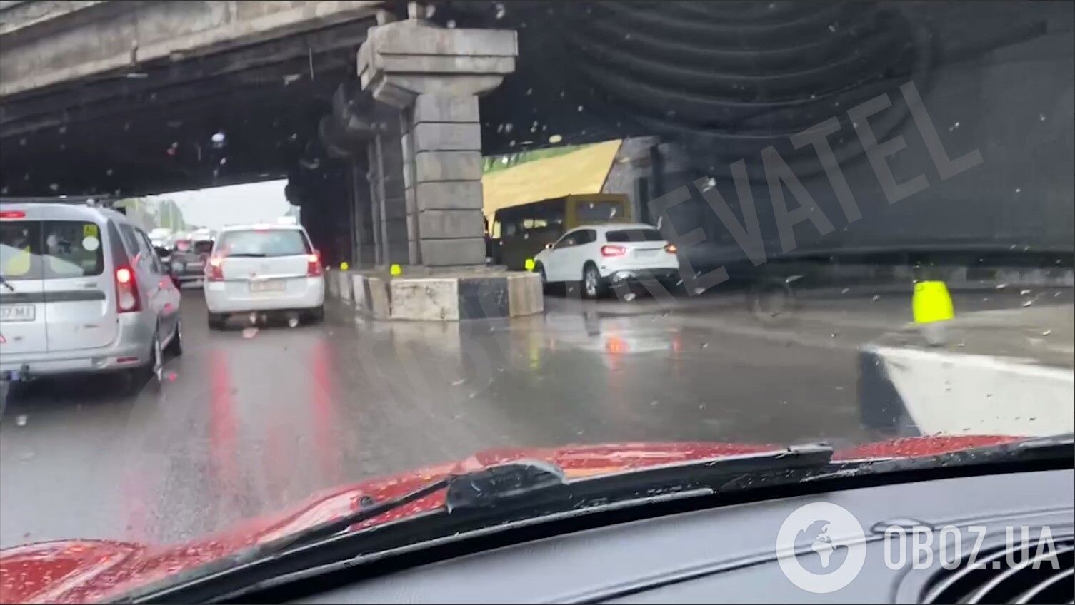 У Києві під Берестейським мостом сталася ДТП: місто паралізували затори. Мапа