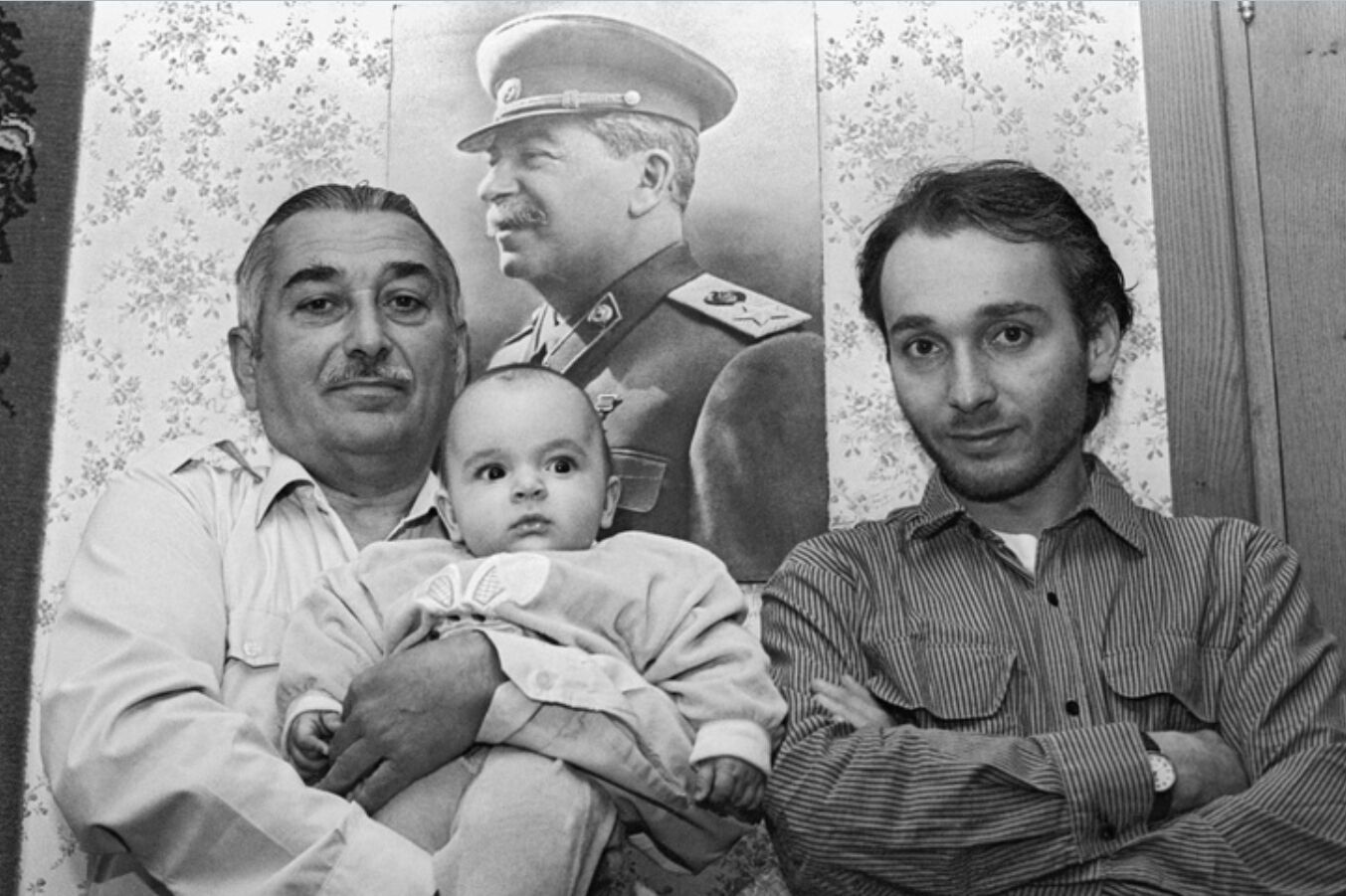 Слева – внук Евгений Джугашвили, справа – правнук Виссарион Евгеньевич и на руках – праправнук Иосиф Виссарионович.