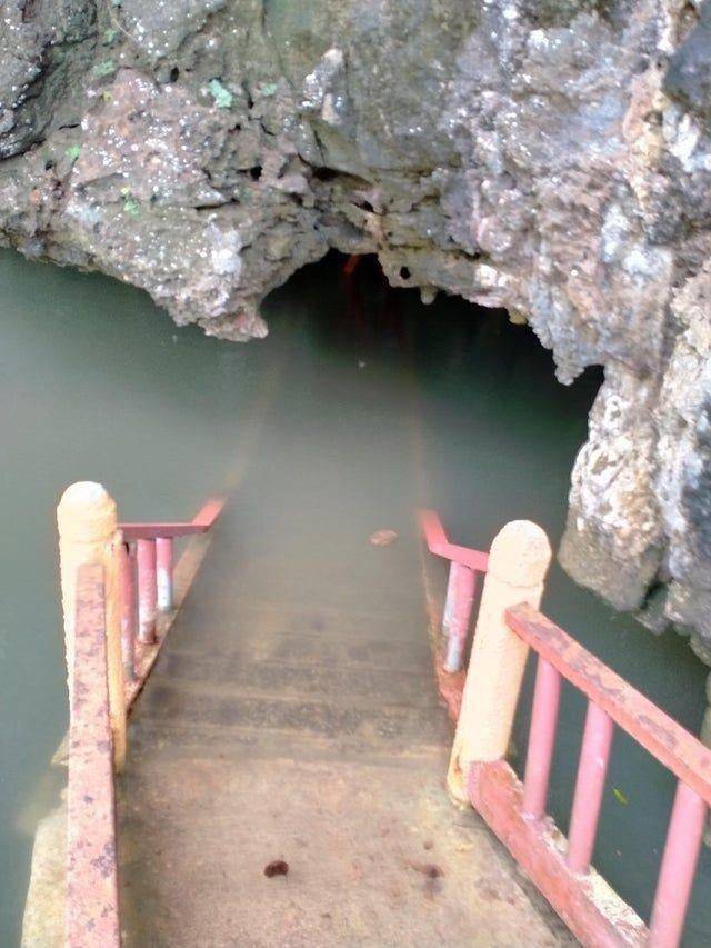 Лестница ведет в затопленную пещеру.