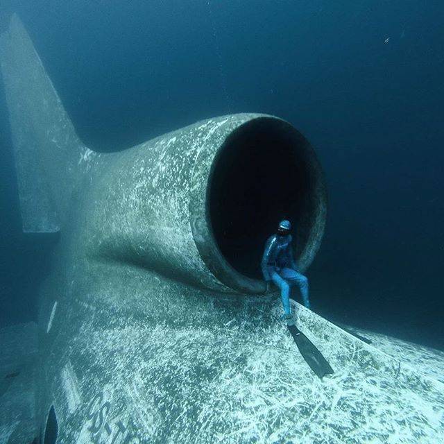 Водолази знайшли двигун літака