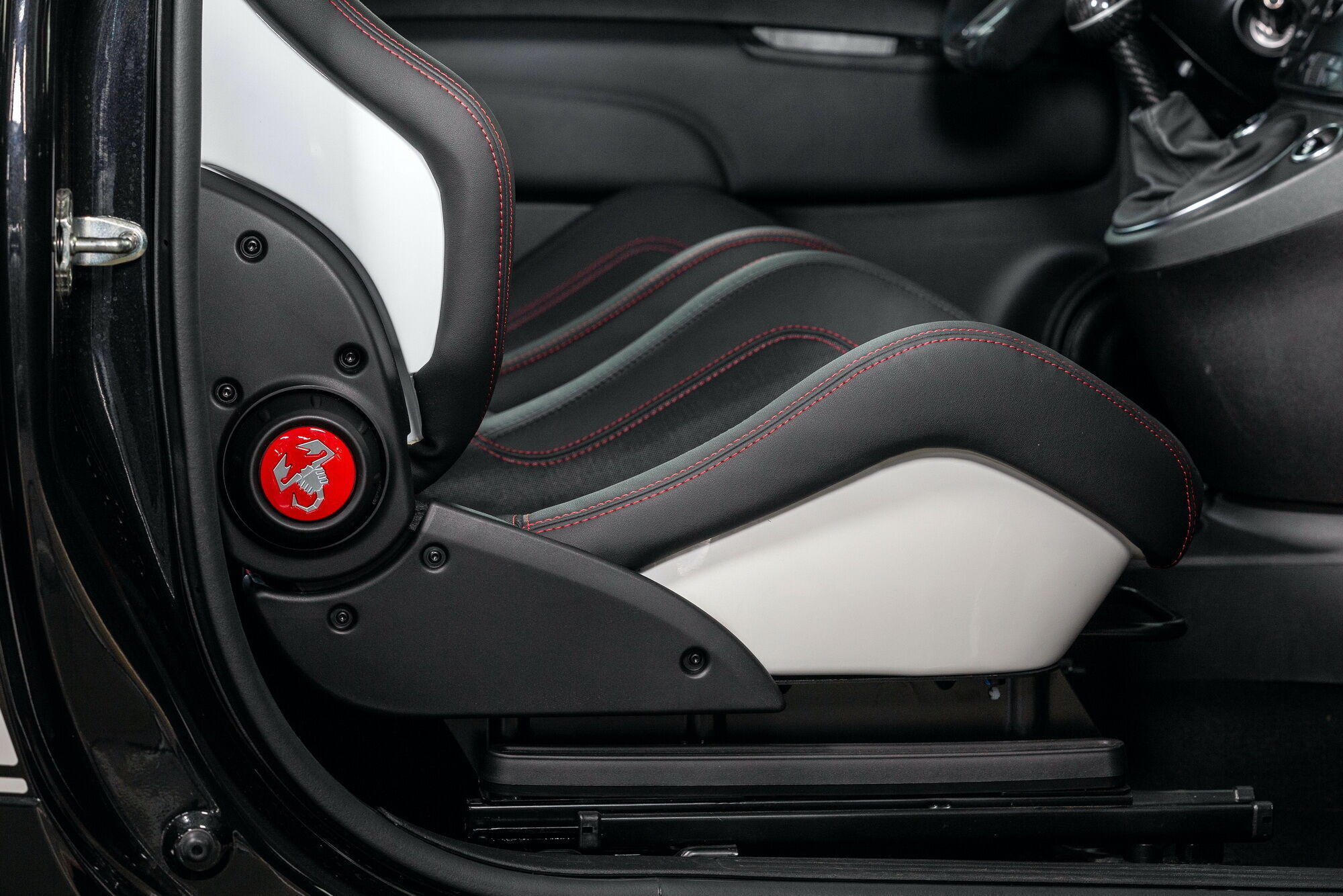 Abarth 695 Esseesse отримав новий дизайн інтер'єру зі спортивними кріслами та гоночними ременями безпеки Sabelt