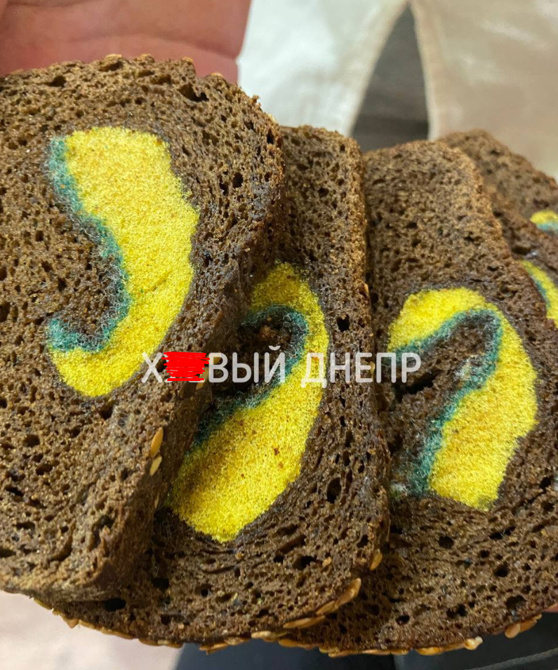 Житель Дніпра виявив усередині хліба мочалку. Фото "делікатесу"