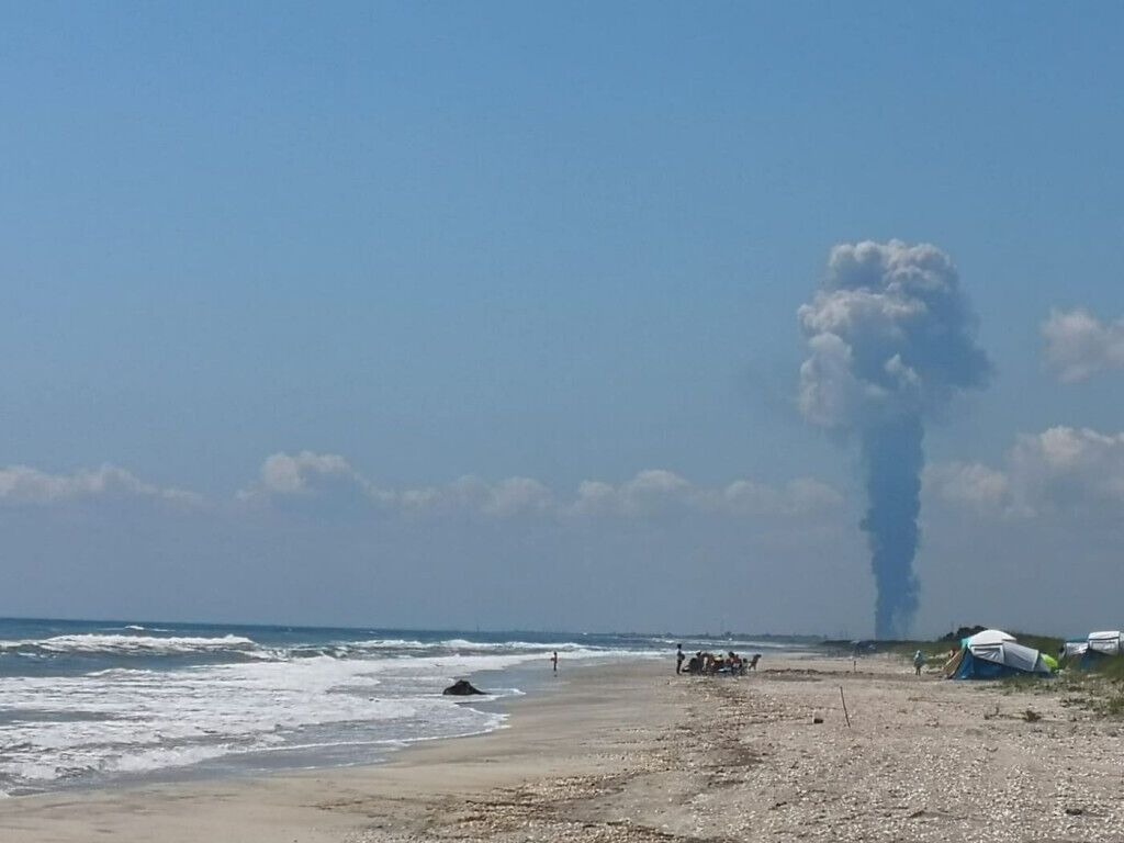 Пожежу видно за багато кілометрів