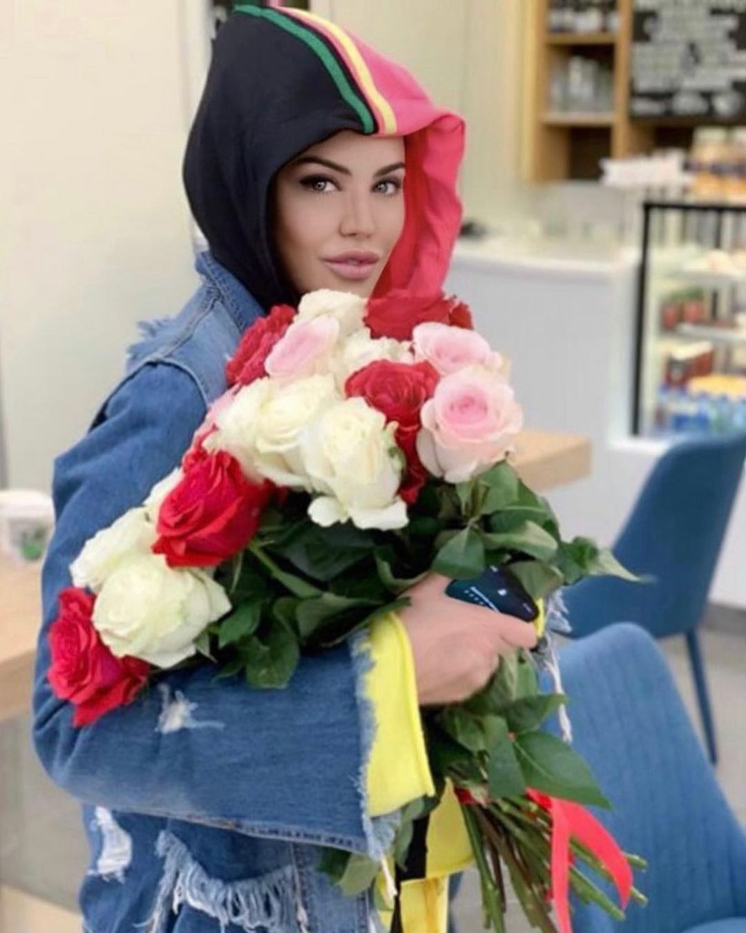 Оксана Байрак с цветами.