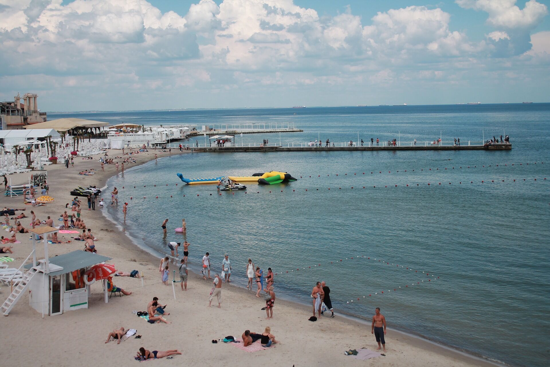 Берегова лінія Одеси – це майже 20 км пляжів, покритих привізним піском