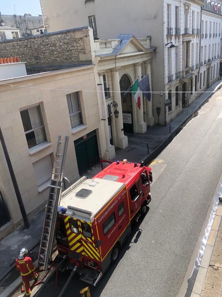 Пожарная машина возле посольства Италии