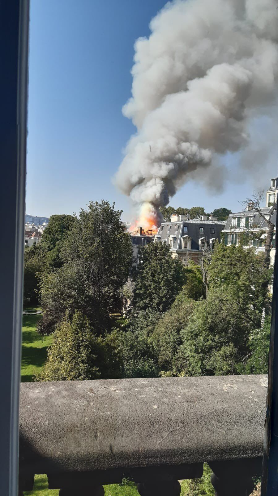 Пожар начался в одной из квартир и перебросился на крышу
