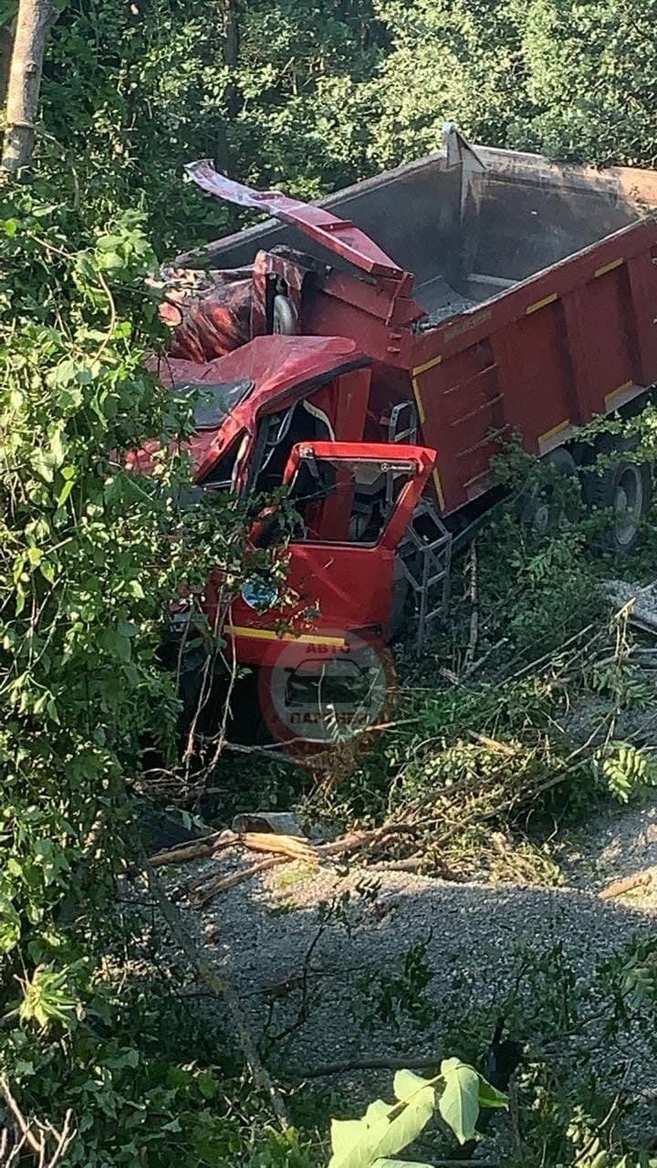 У грузовика отказали тормоза.