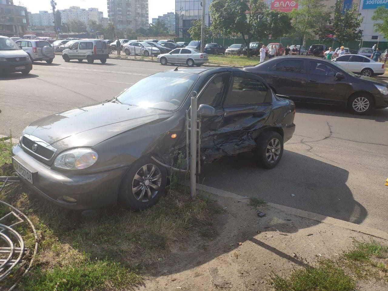 В результате происшествия пострадали двое человек.