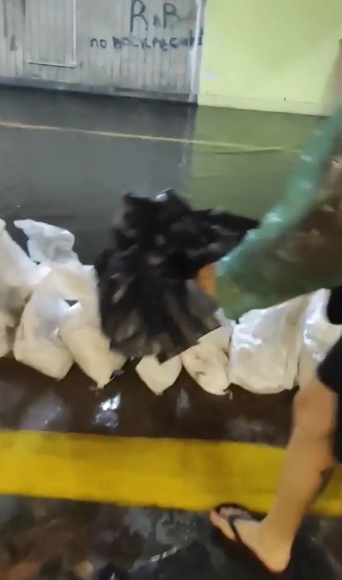 На станции метро "Позняки" ставили мешки с песком, чтобы блокировать воду.