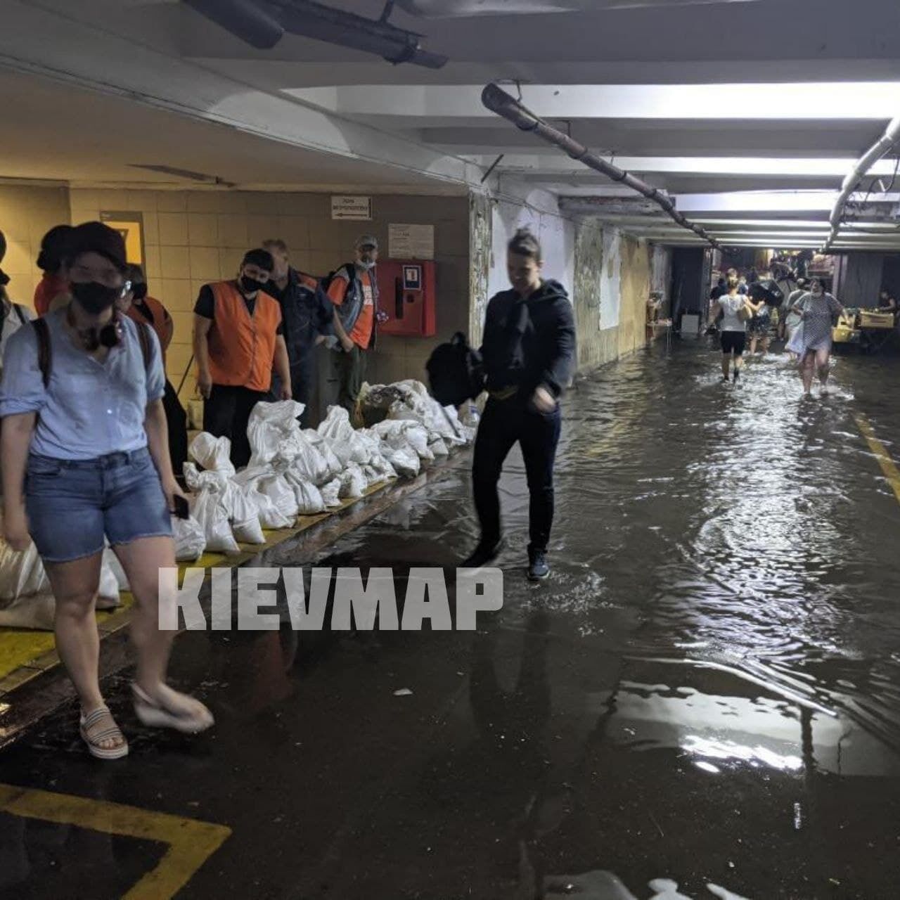 Потоп у підземному переході на станції метро "Позняки".