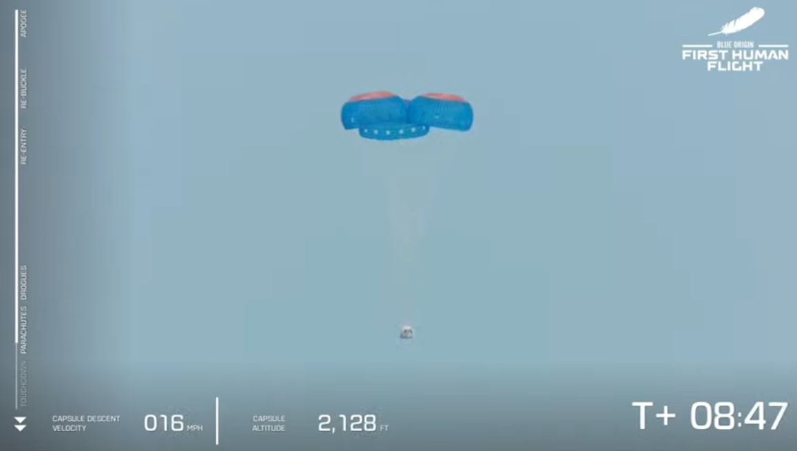 Капсула с астронавтами спускается на парашютах