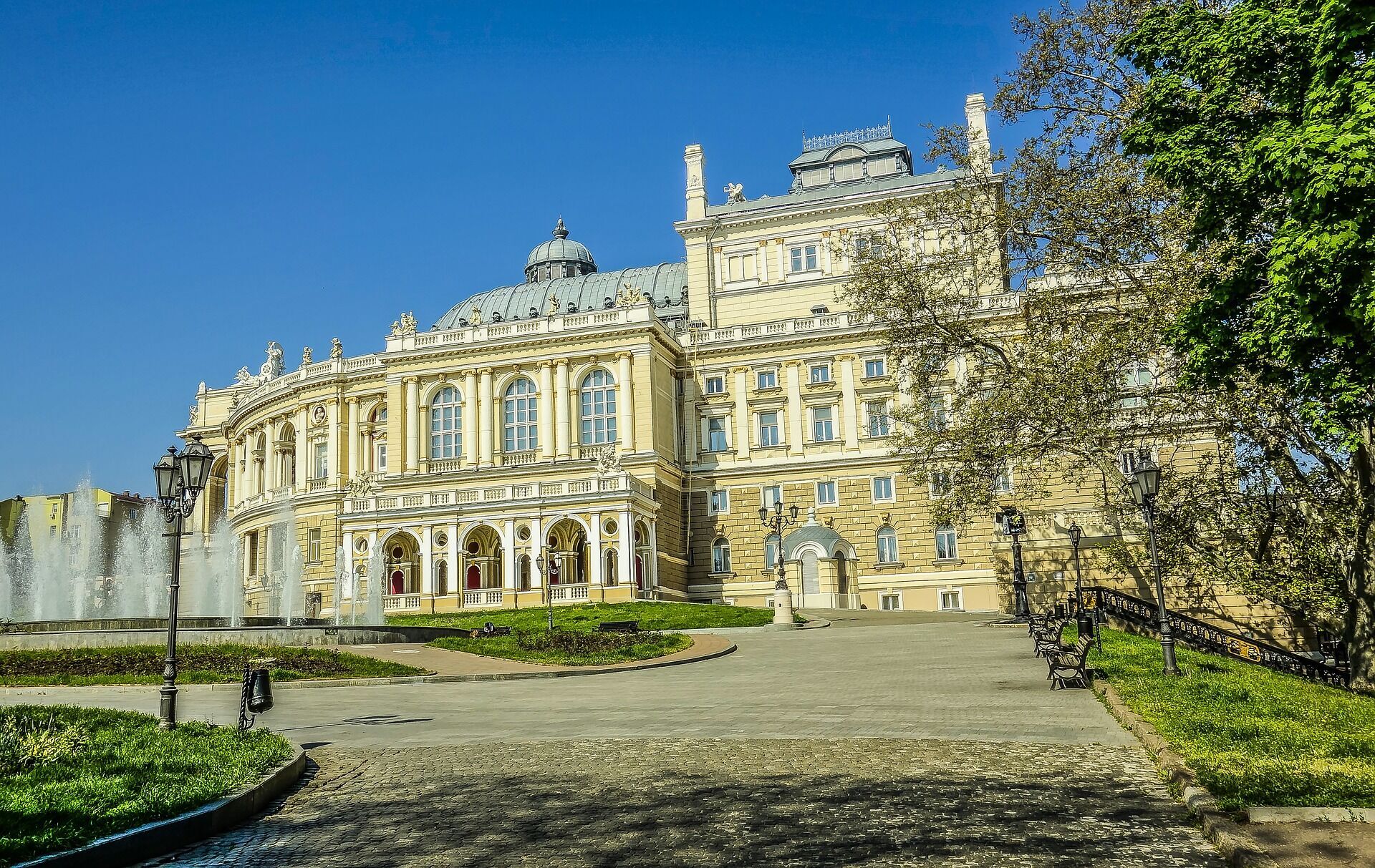 До Одеси з більшості великих міст можна дістатися прямим поїздом, автобусом або машиною