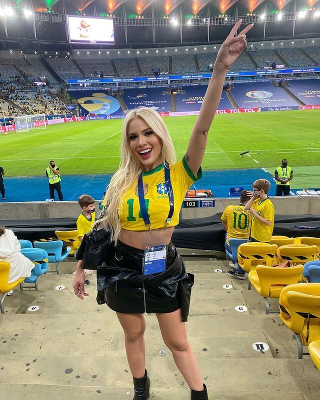 Каролин Лима пришла на "Маракану" поддержать сборную Бразилии