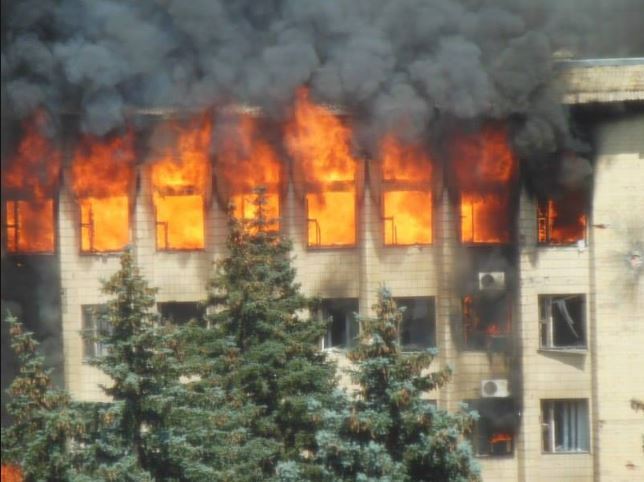 Палаюча будівля міськради Торецька