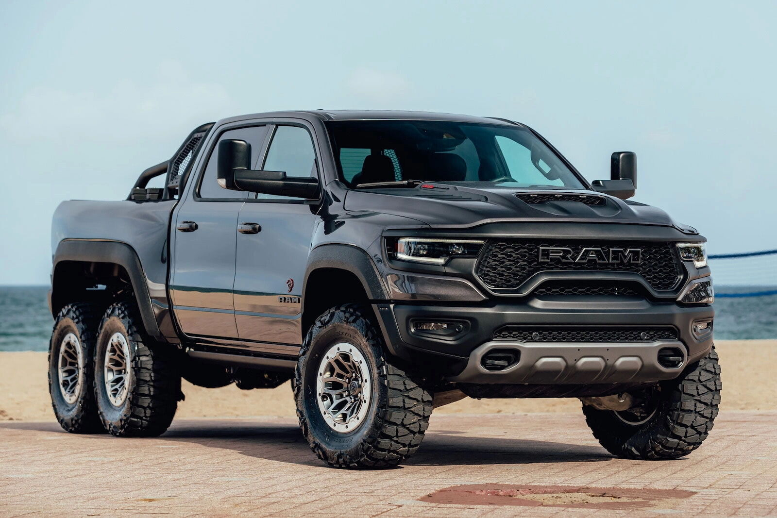 В основе конструкции лежит удлиненная рама модели Ram 1500 TRX