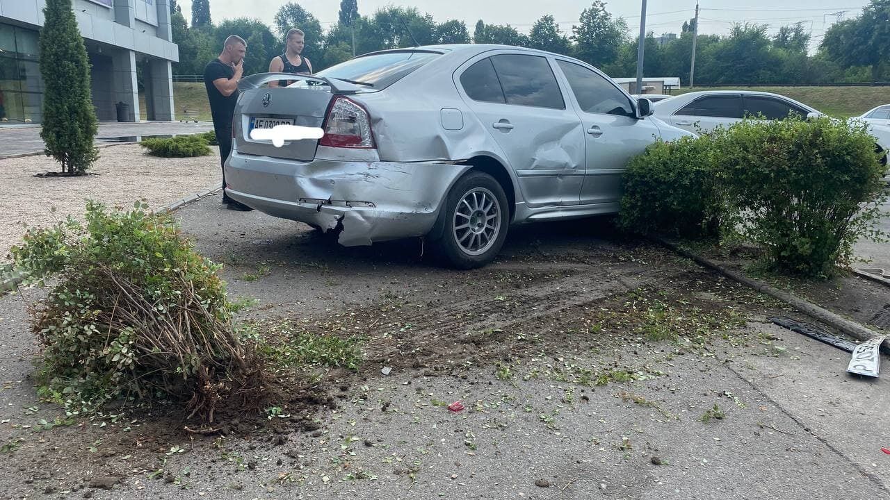 Перед цим він протаранив припаркований легковик